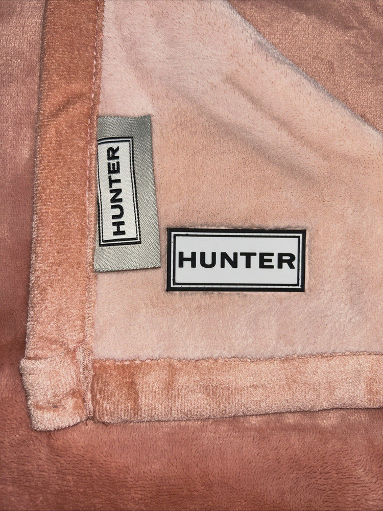 NEW HUNTER COCO Premium Quality Plush Throw Reversible Blush Blanket Logo Patch