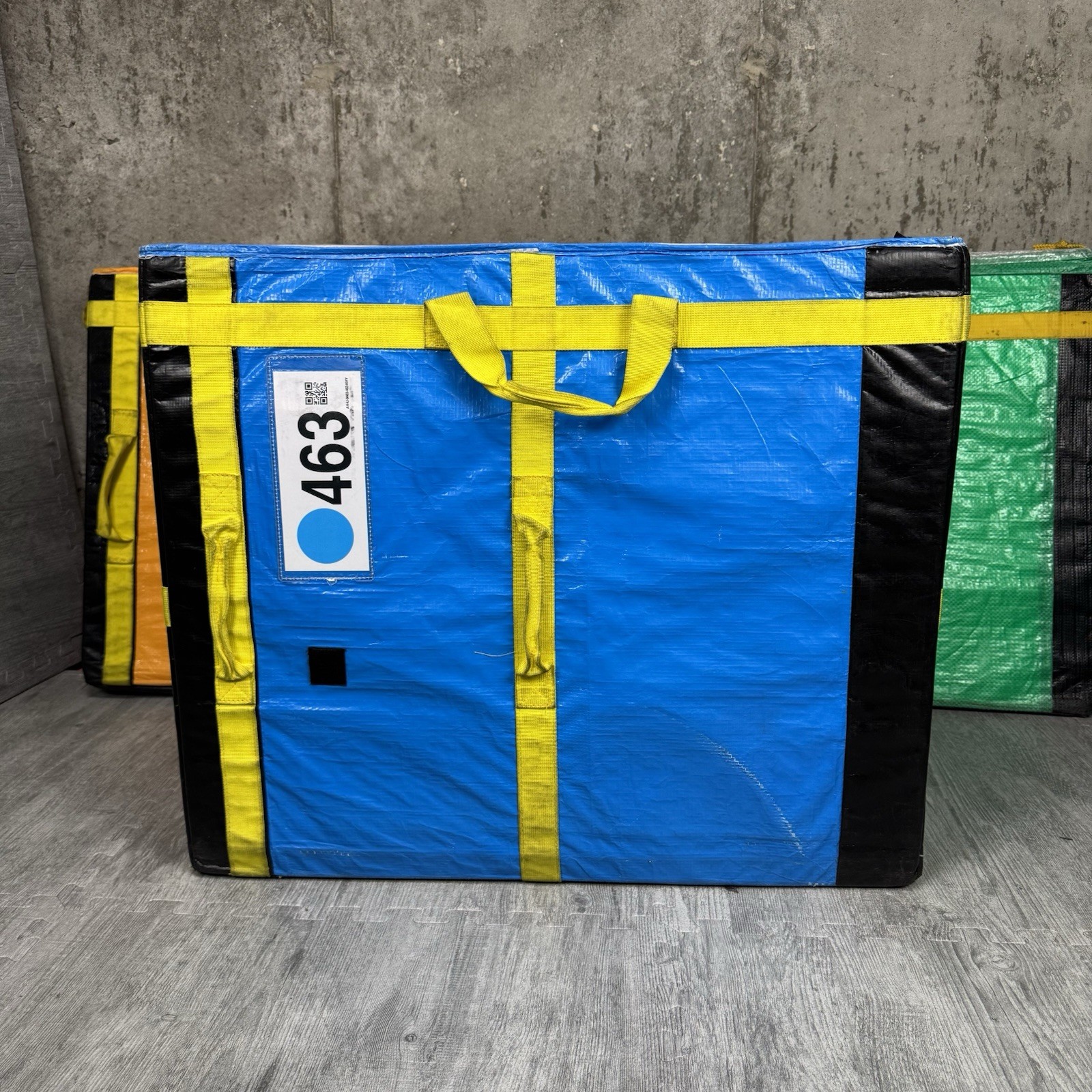 1 AMAZON COURIER DELIVERY STORAGE TOTE BAG 28x23x20 MIX COLORS *B GRADE* BULK