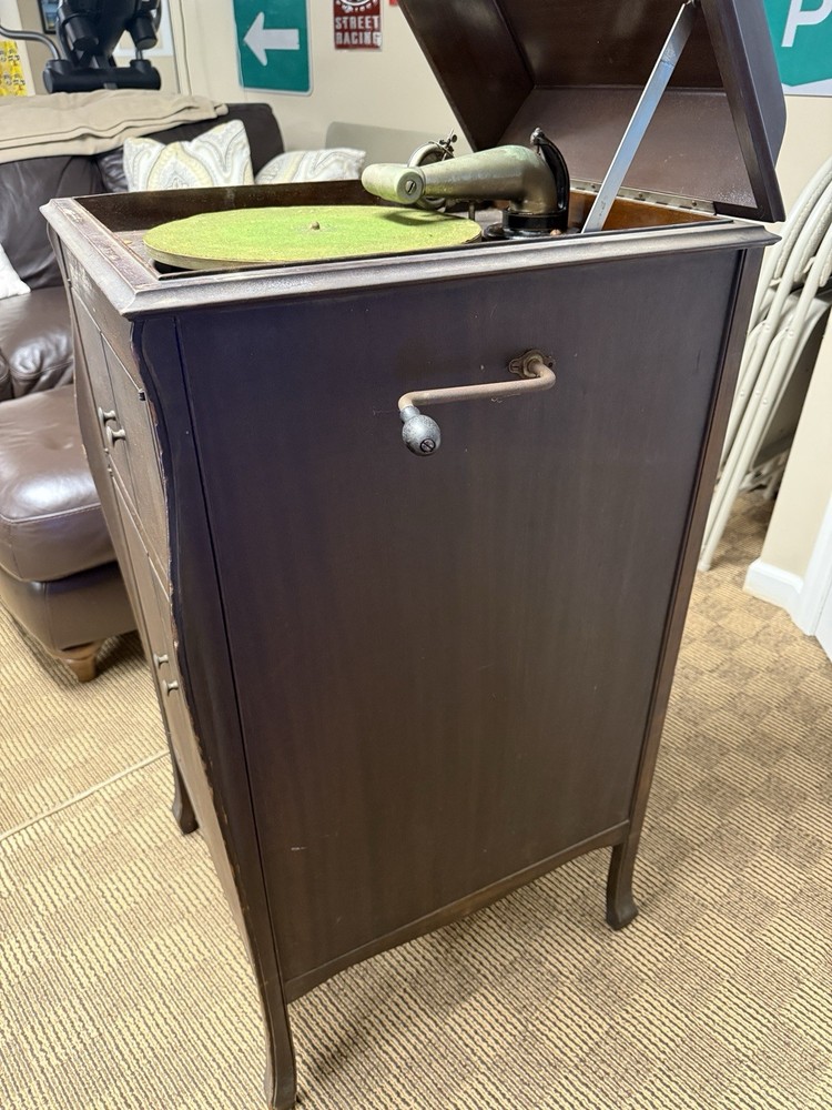 Victorla Phonograph VV-90