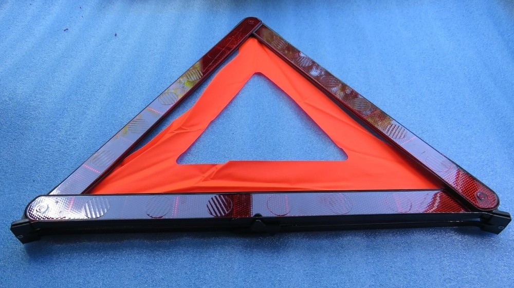 Ford Focus - Warning Triangle with Reflector / Warning Triangle + Case 27R033912