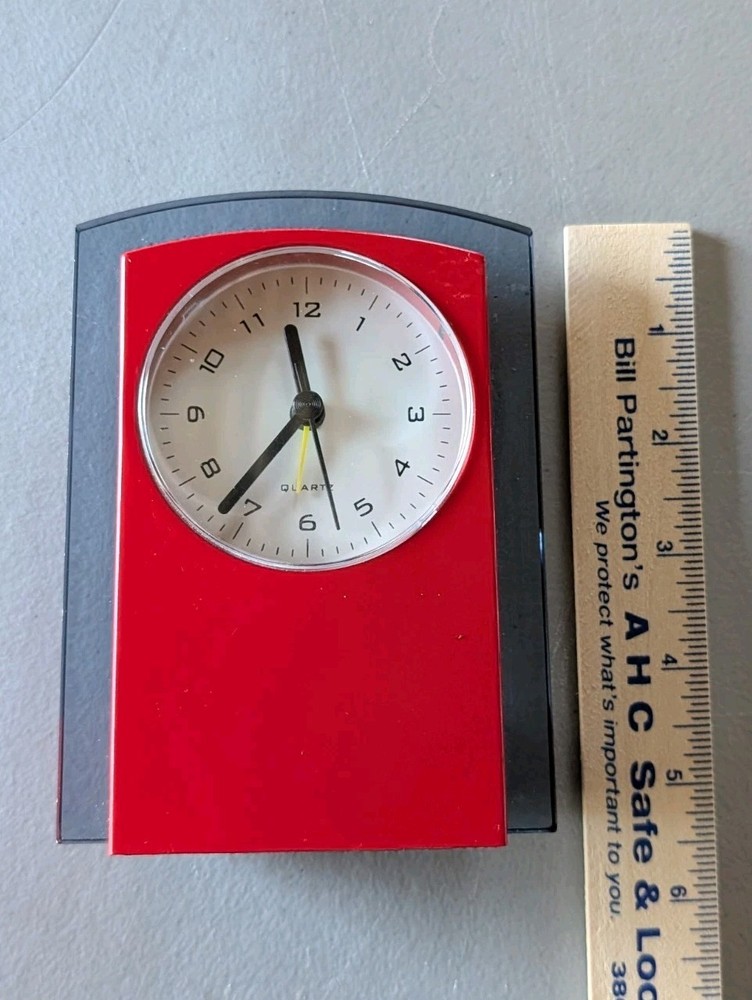 Modern Red and Black Quartz Desk Clock Minimalist Rectangular Tabletop 5"