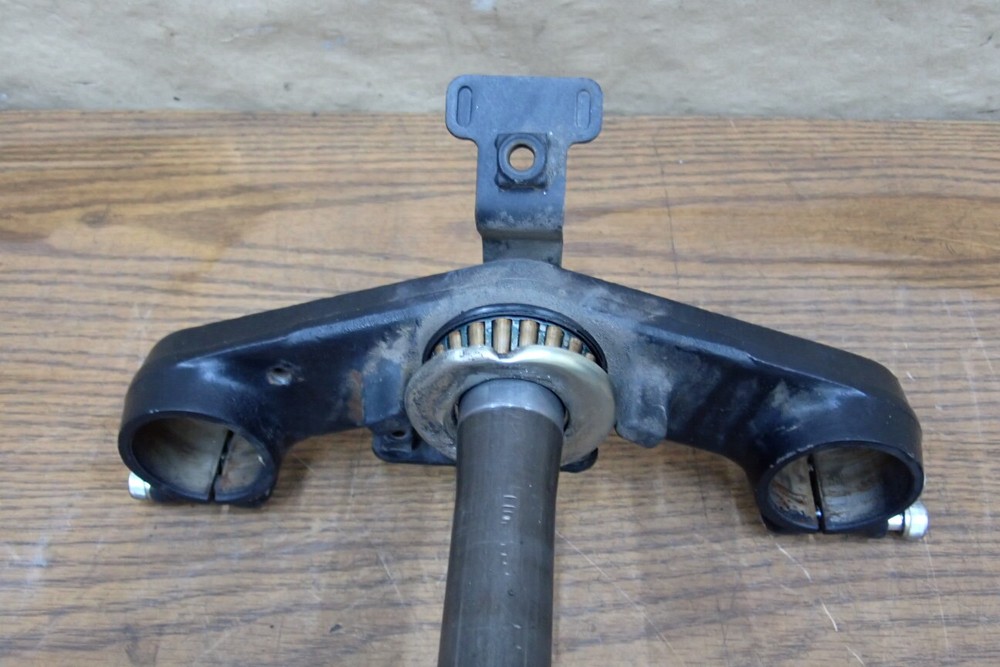 2001 TRIUMPH TROPHY 900 TRIPLE TREE STEERING STEM