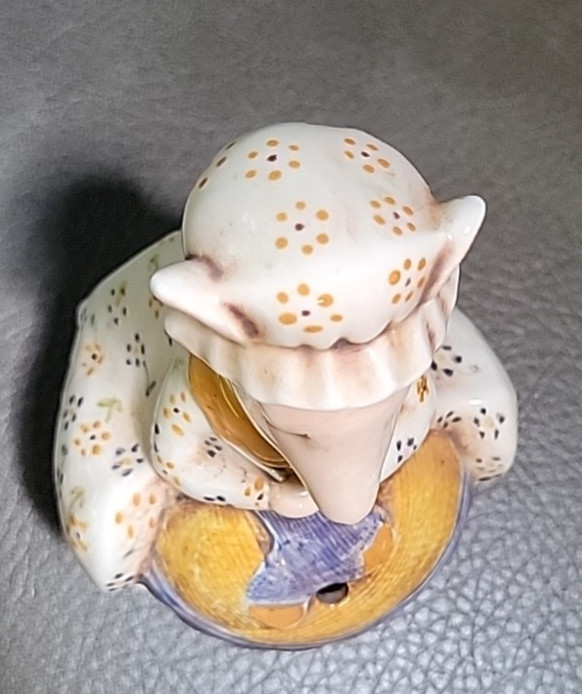 Unique Ceramic Kangaroo Knitting Yarn Holder 7" X 5" EUC