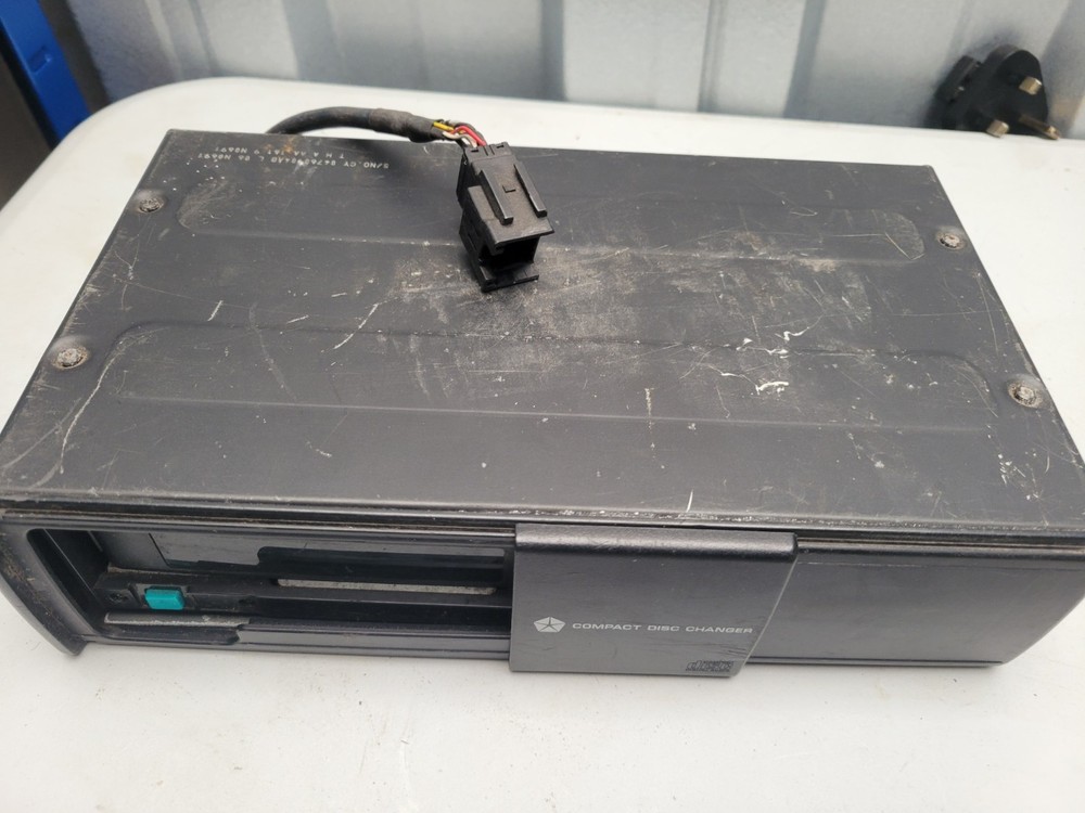 JEEP CD CHANGER 04760904AB - UNTESTED
