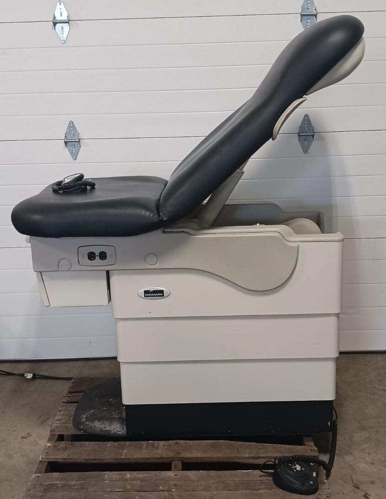 Midmark Exam Table 623-007 w/ Foot Switch & Handheld Controller