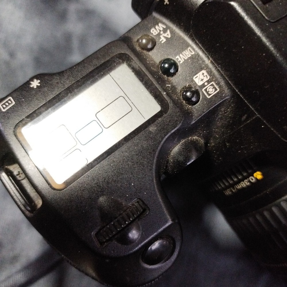 Canon EOS D30 + Canon EF35-80mm. Rare.