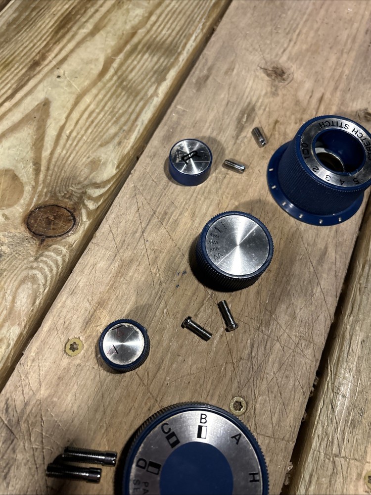 5 White Dressmaster Model 423 Sewing Machine Knobs & Screws