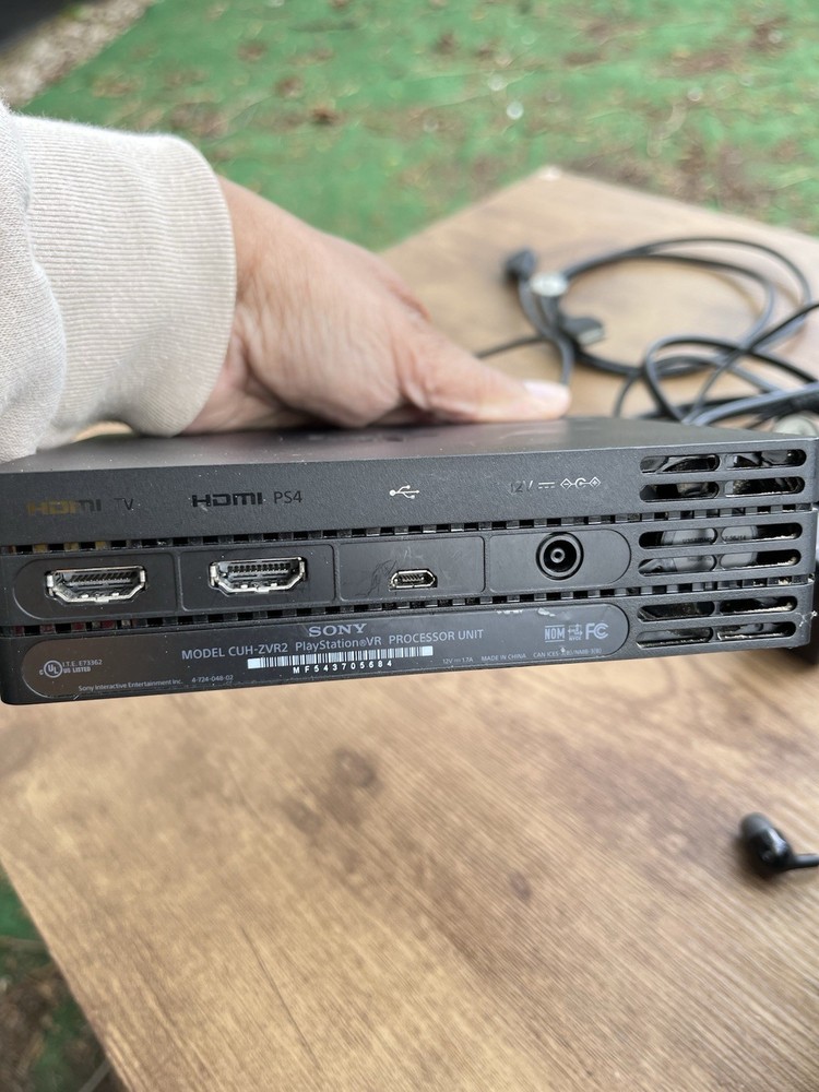 Sony PlayStation VR Bundle CUH-ZVR2 PS4/5 w/ MoveControllers , Camera