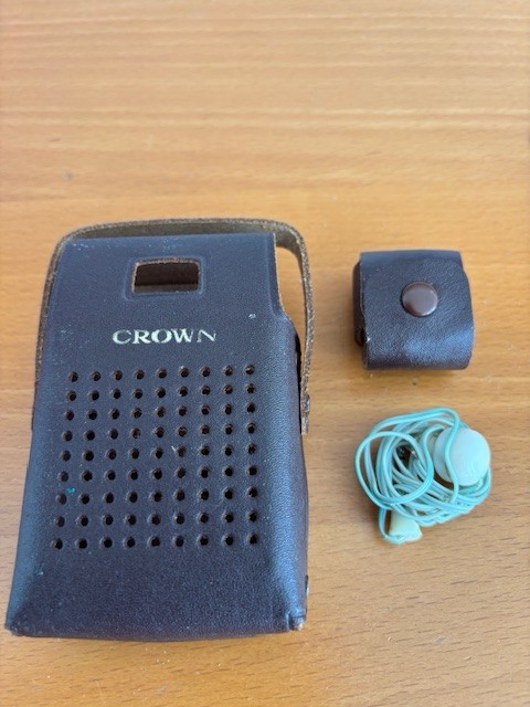 VINTAGE OLD TRANSISTOR RADIO MODEL TR 690 , COMPLETE IN BOX - STUNNING