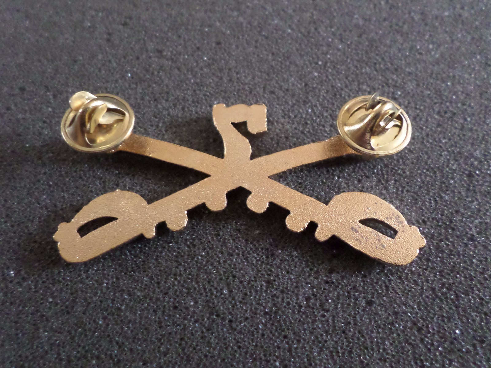 U.S MILITARY 7th CAVALRY METAL HAT BADGE CROSSED SABERS SWORDS GEORGE CUSTER