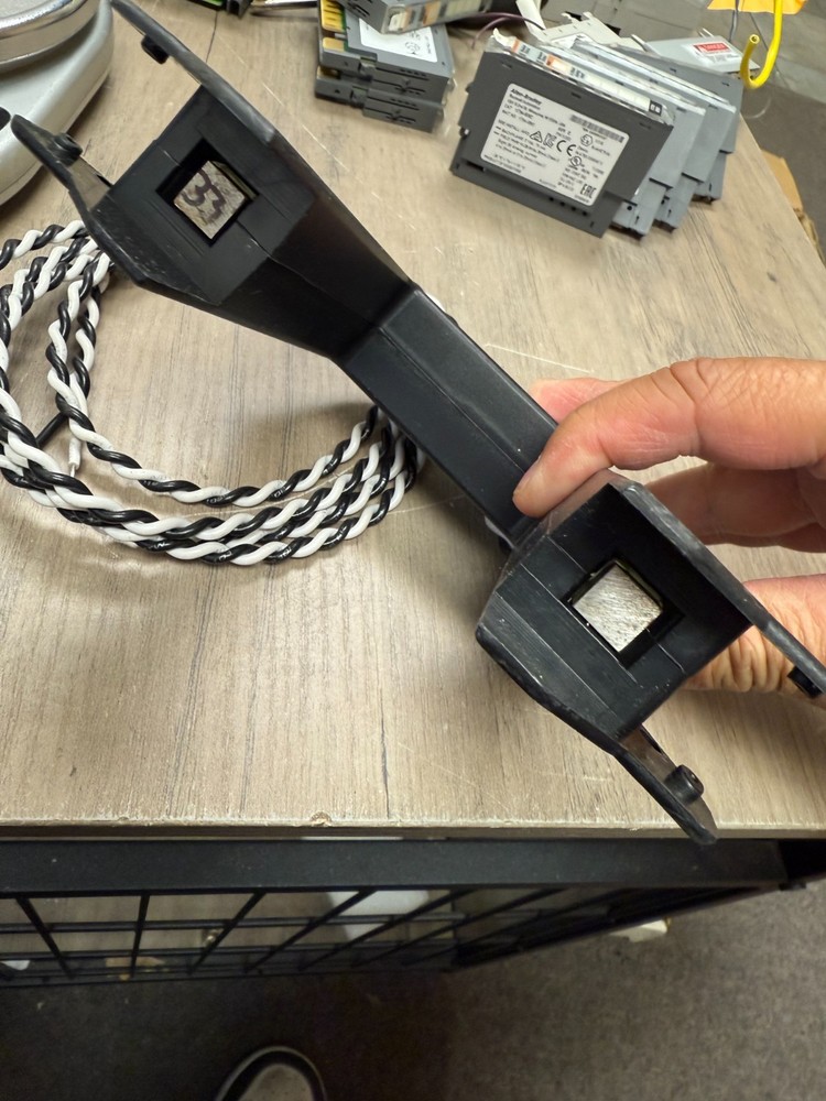 VERIS H6811-400A-3V split-core current transformer Missing top insert READ