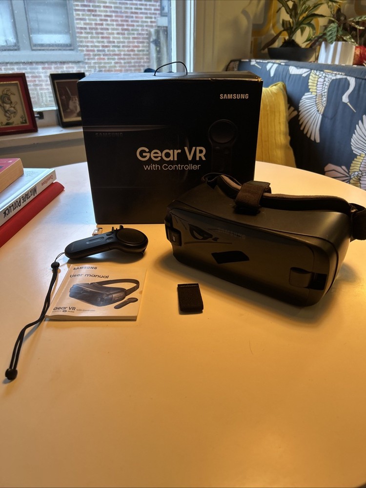 Samsung SM-R324 Gear VR W/Controller Powered by Oculus