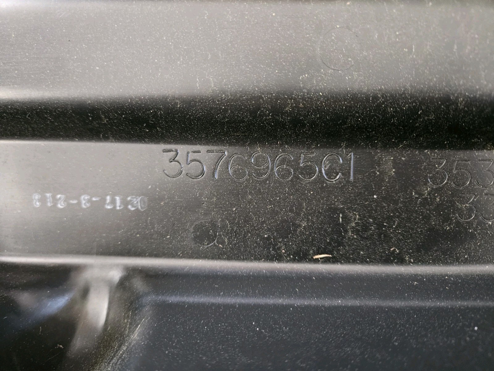 3576965C1 INTERNATIONAL BATTERY BOX COVER - OEM - USED - FAST SHIPPING