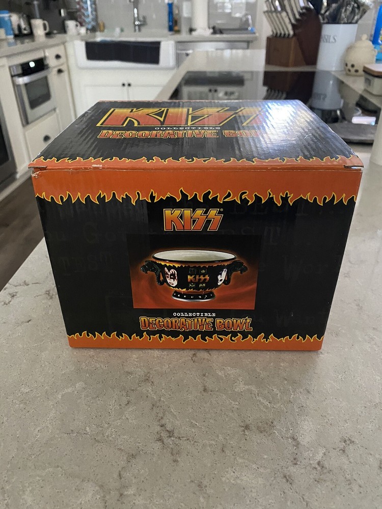 KISS/SPENCER GIFTS COMPLETE DINNERWARE SET PLUS EXTRA OVERSIZED MUG - 8 PIECES