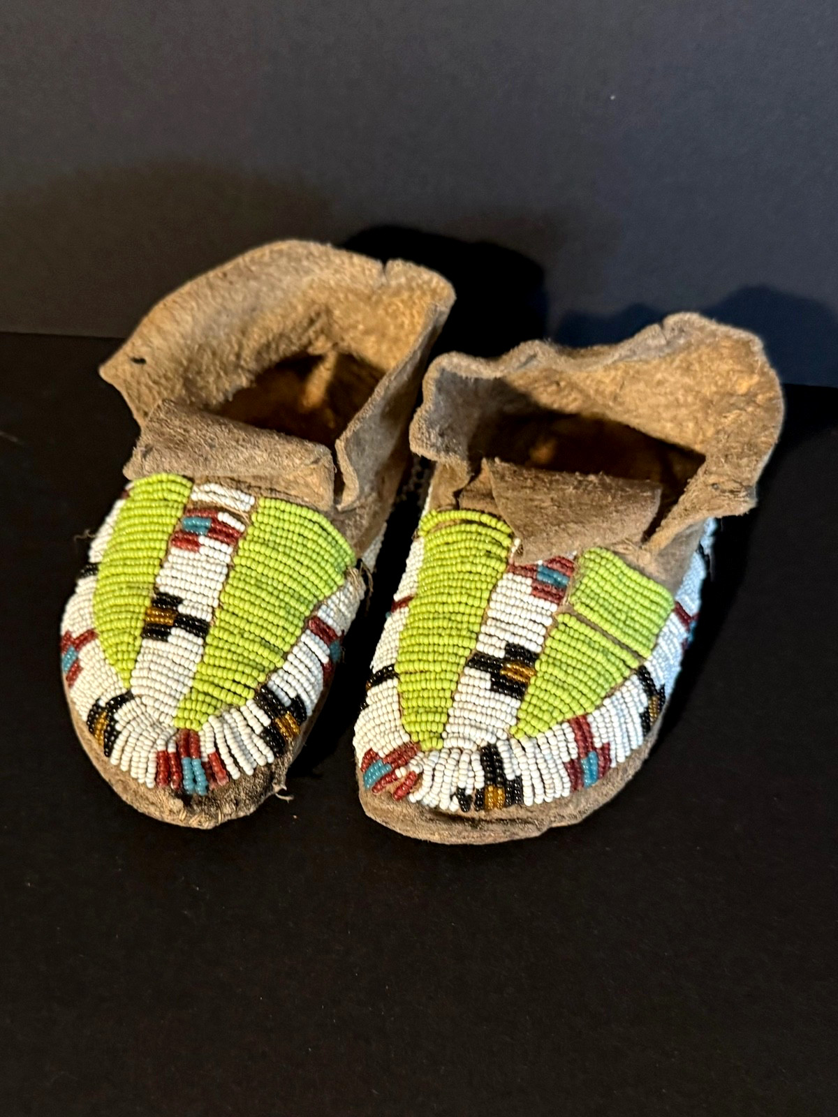 HISTORIC SIOUX PLAINS CHILD’S MOCCASINS,SINEW SEWN BEADED HIDE,C1900,EXCELLENT!