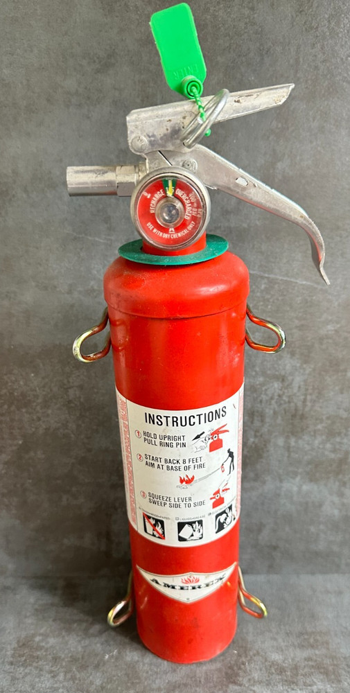 Universal 2.5 LB. Fire Extinguisher Size Spring Bracket, new