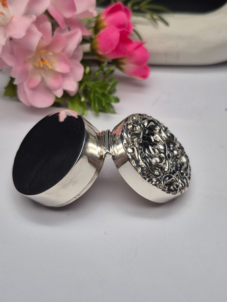 Sterling Silver Pill Box, Fine Example, Highly Decorative, Cherub Design