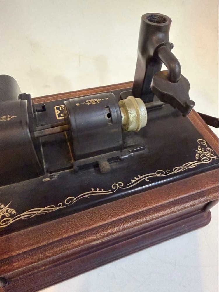 Gramophone-shaped music box Edison Opera made by Technics accessory box