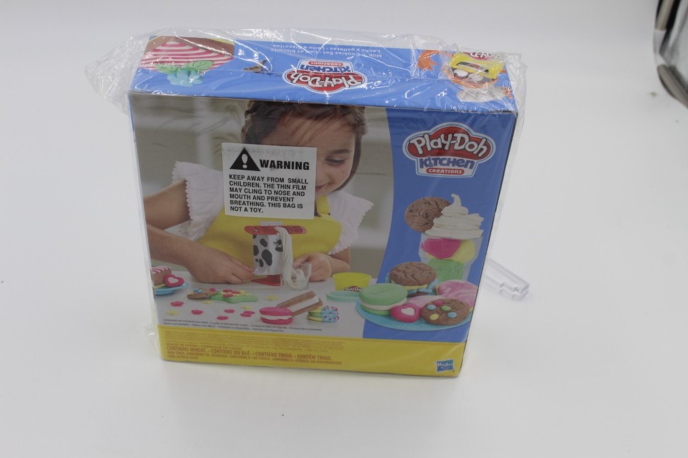 Play-Doh Kitchen Creations Milk 'n Cookies Set