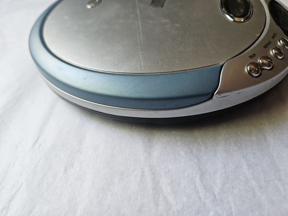 Durabrand CD-566 Programmable CD Player Silver/Blue LCD Display Repeat Working