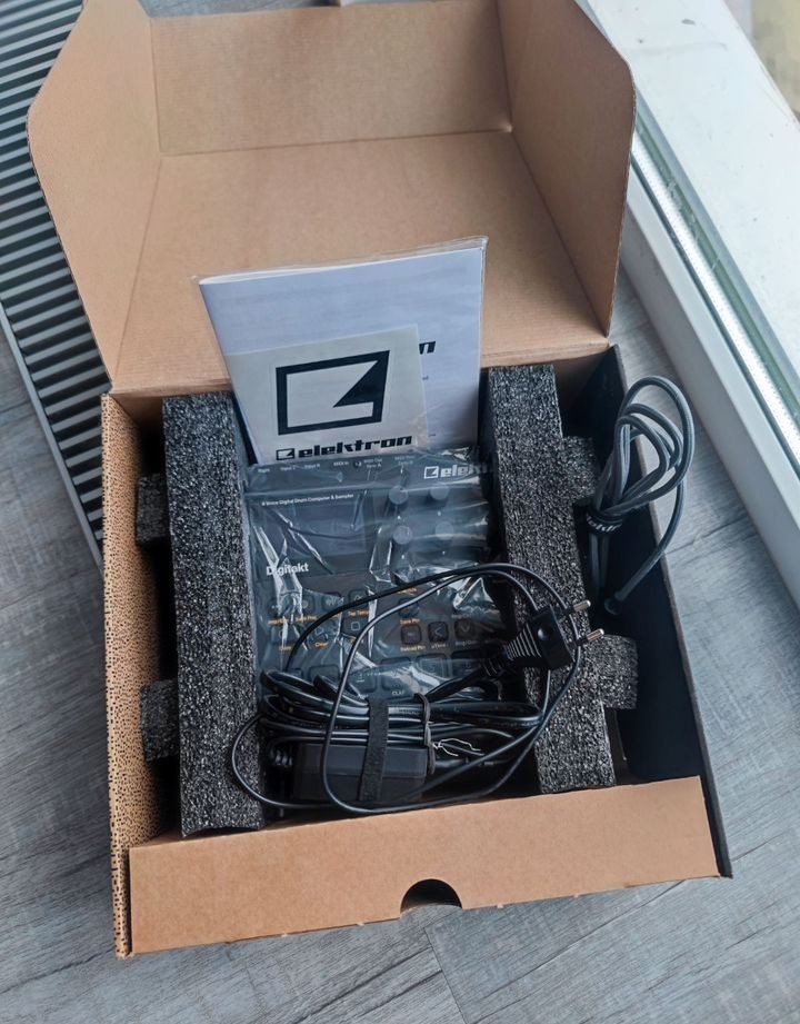 Elektron Digitakt 8-Voice Digital Drum Computer and Sampler Mint condition