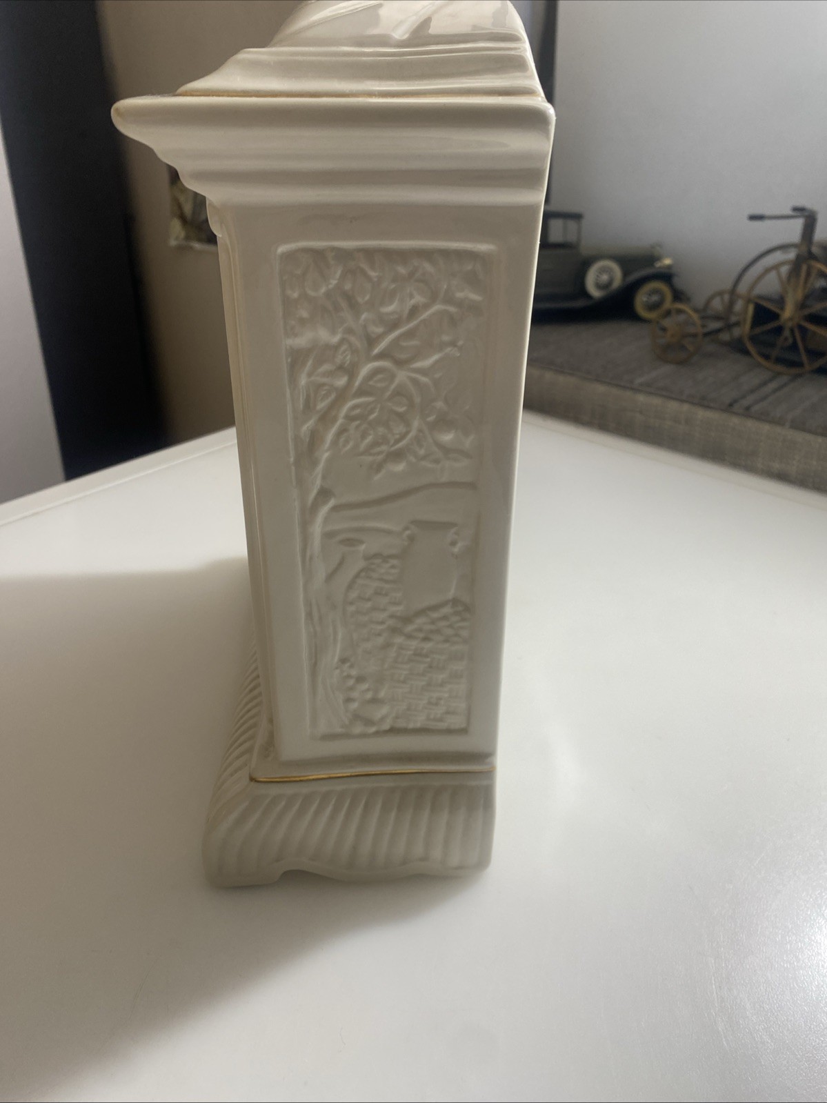 Belleek 2000 Millennium Annual Mantle Clock 10"x8.5"x4" Beautiful Piece h29v