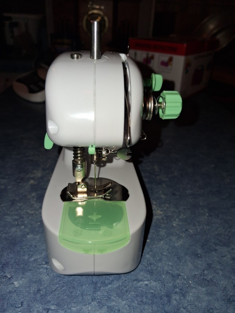 SINGER Stitch Quick Plus Cordless Handheld Portable Mending Machine Working