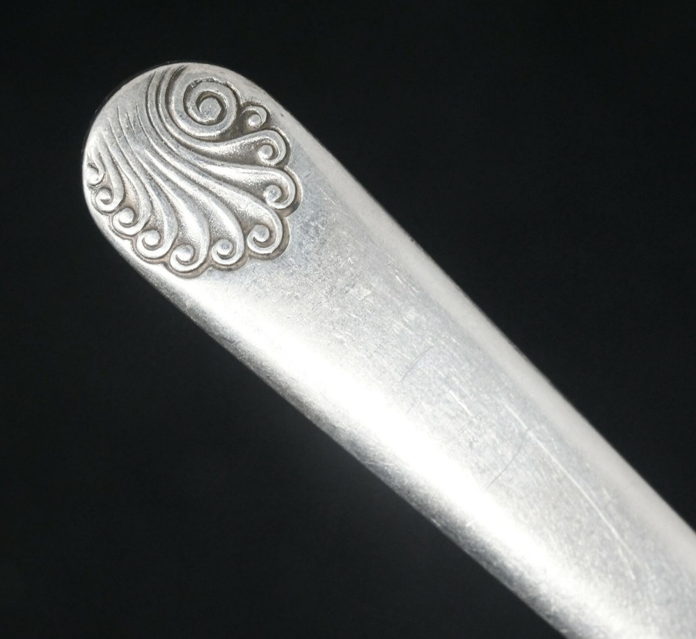 C. D. McElvain Shell Pattern Silverplated Dinner Knife set of 5. 9.5" Long