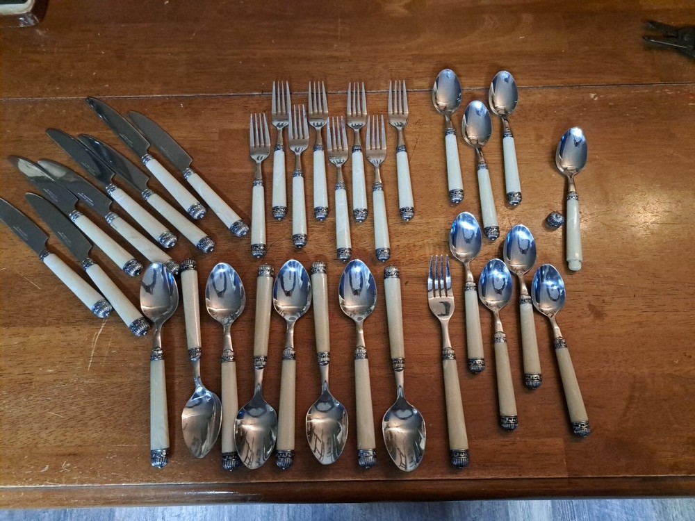 RARE HAMPTON HSV54 WHITE MARBLE HANDLE  DINNER SET STAINLESS