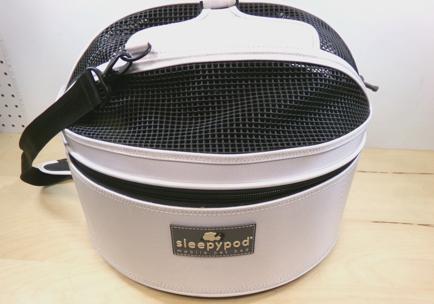 Sleepy Pod Mobile Pet Carrier Bed White Shoulder Strap Pets Up to 15 lb READ