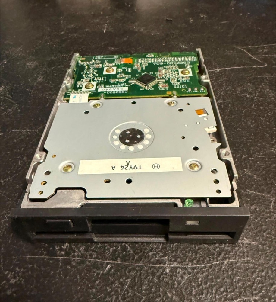 TEAC 193077A4-29 Floppy Disk Drive Model FD-235HF