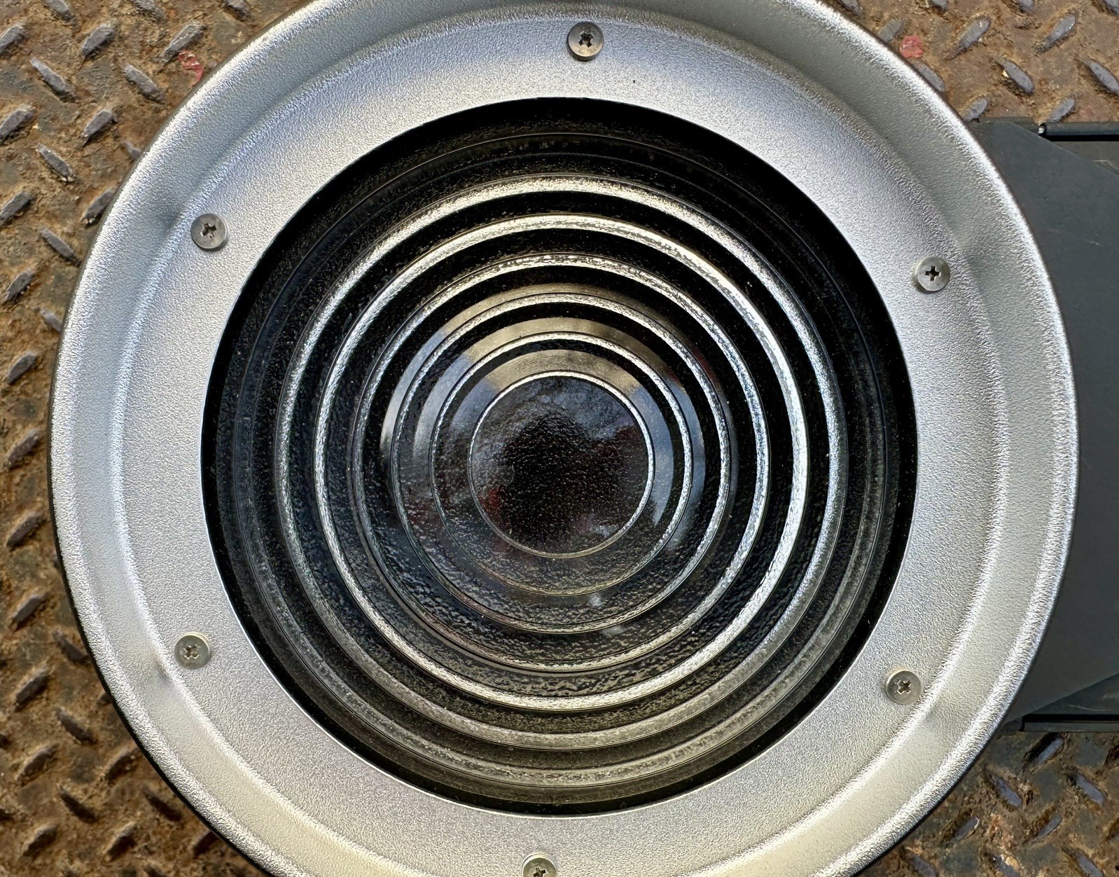 Aputure Fresnel 2X Bowens Mount – With Barndoors & Case