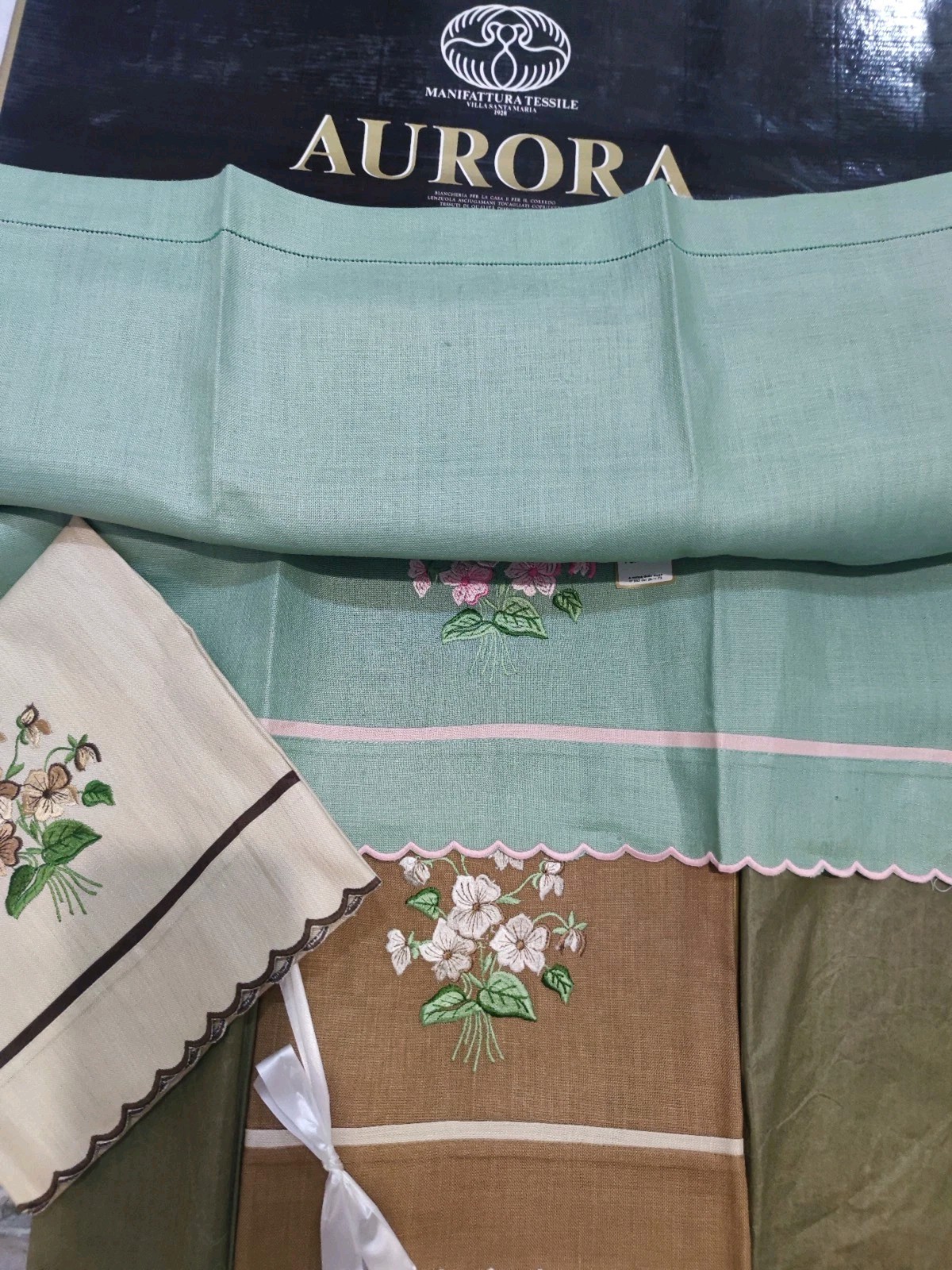 6 towels 💯 Pure linen embroidered, beautiful colored, in original packaging