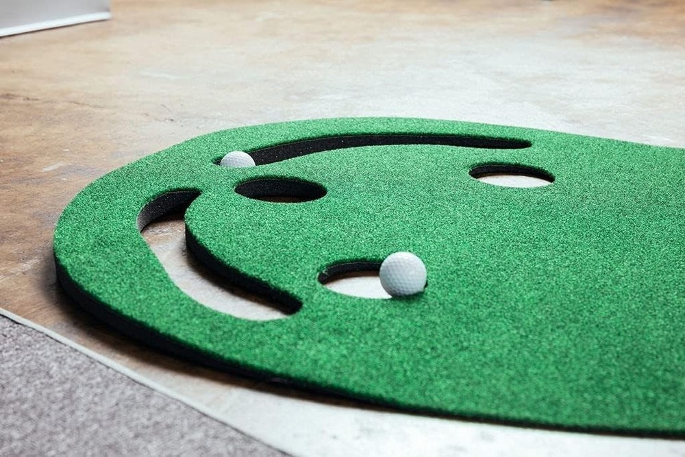 Portable Kidney-Shaped Golf Putting Green