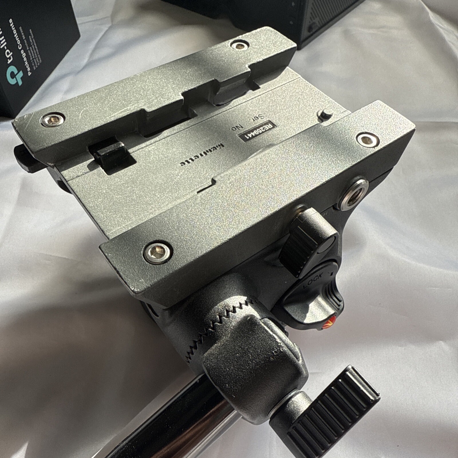 Manfrotto MVH502AH tripod head and handle