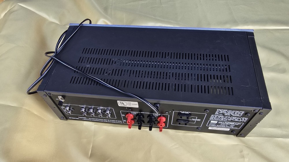 De 1981 Sansui Classique A-700 Integrated DC Servo Amplifier Vintage Silver
