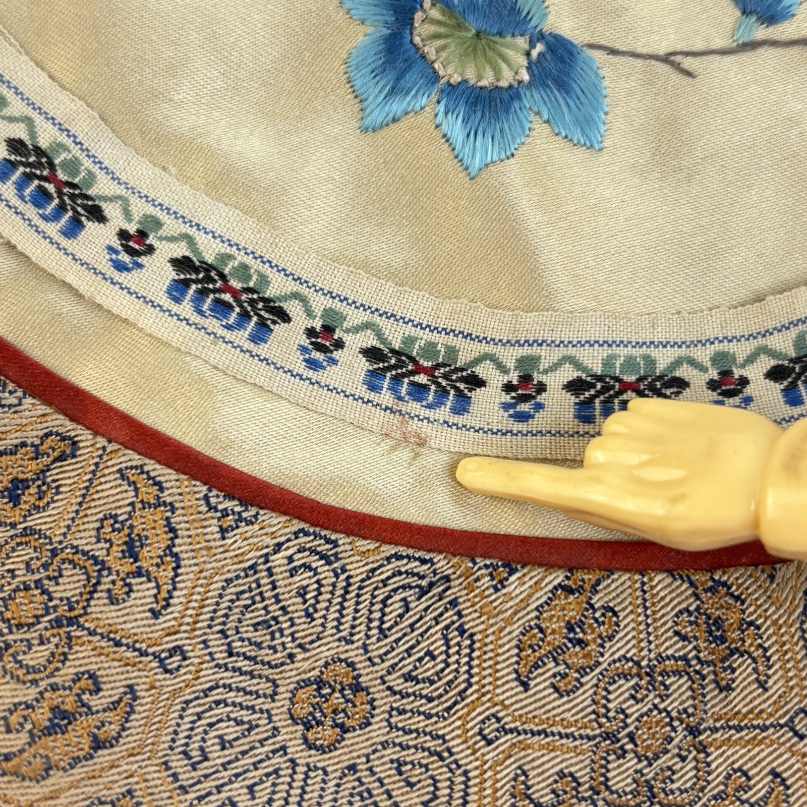 1950 Chinese Silk Embroidery Butterfly & Flowers Round Table Mat Doliey Doll Rug