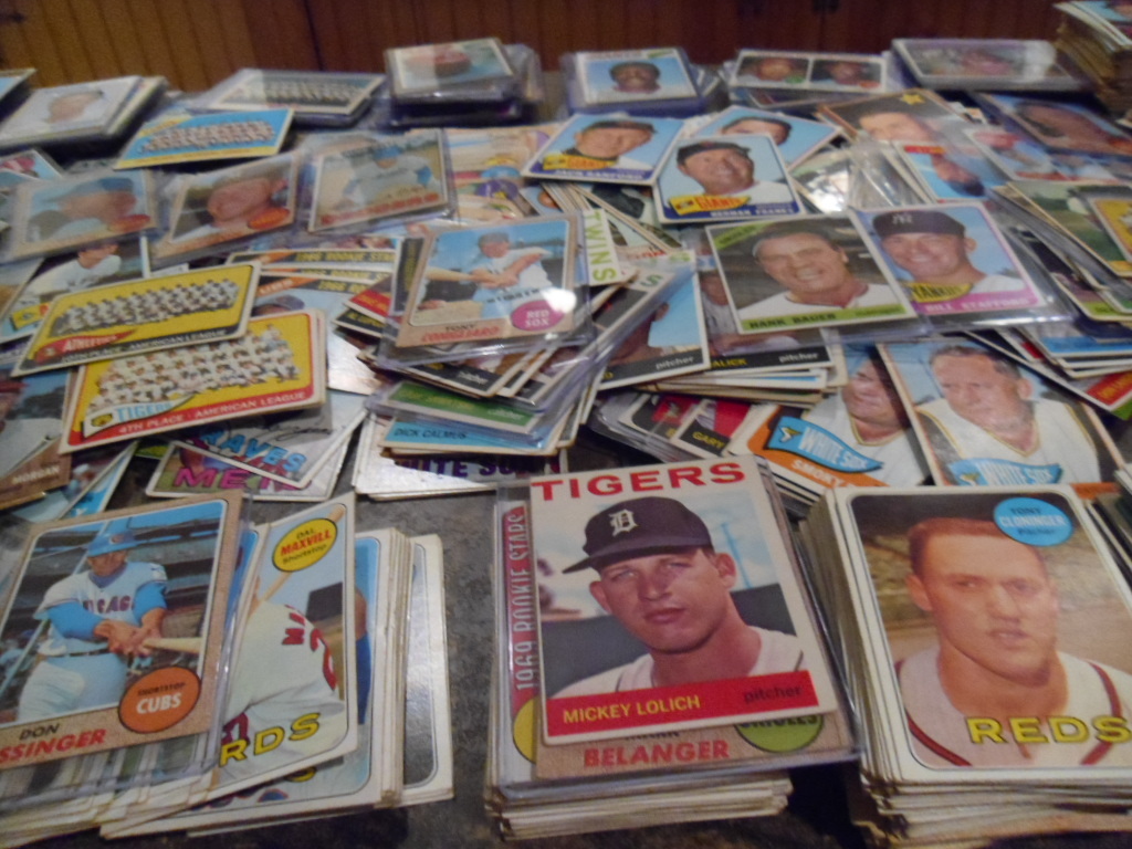 LIQUIDATING GIGANTIC ESTATE FIND OF VINTAGE SPORTSCARDS WITH OLD UNOPENED PACKS