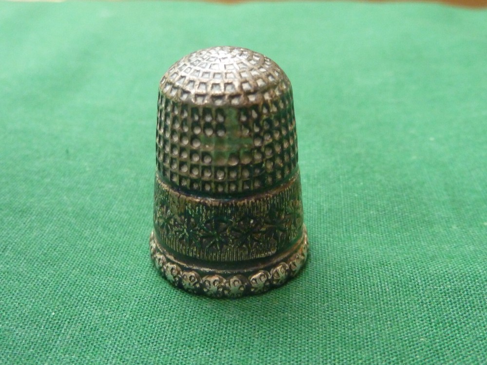 VINTAGE SIZE 7 SILVER THIMBLE