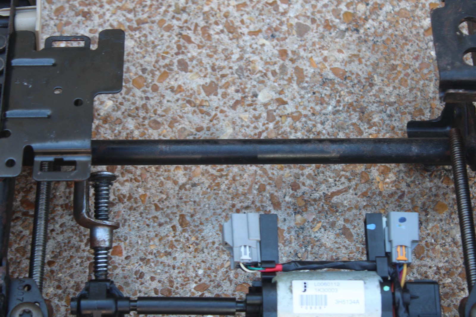 07-14 CHEVY TAHOE SUBURBAN YUKON DRIVER LEFT 2 PLUG POWER SEAT TRACK TAN TRIM