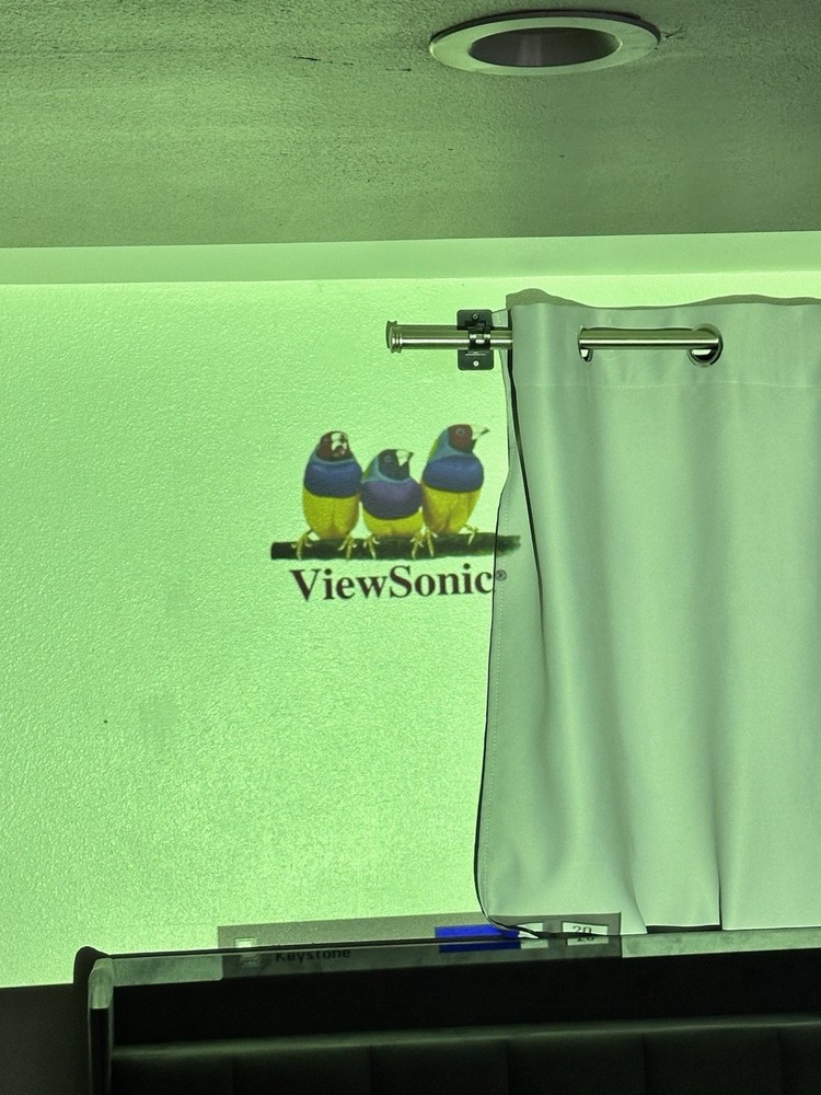 ViewSonic PJ260D DLP Projector Used with Case Tested and Working