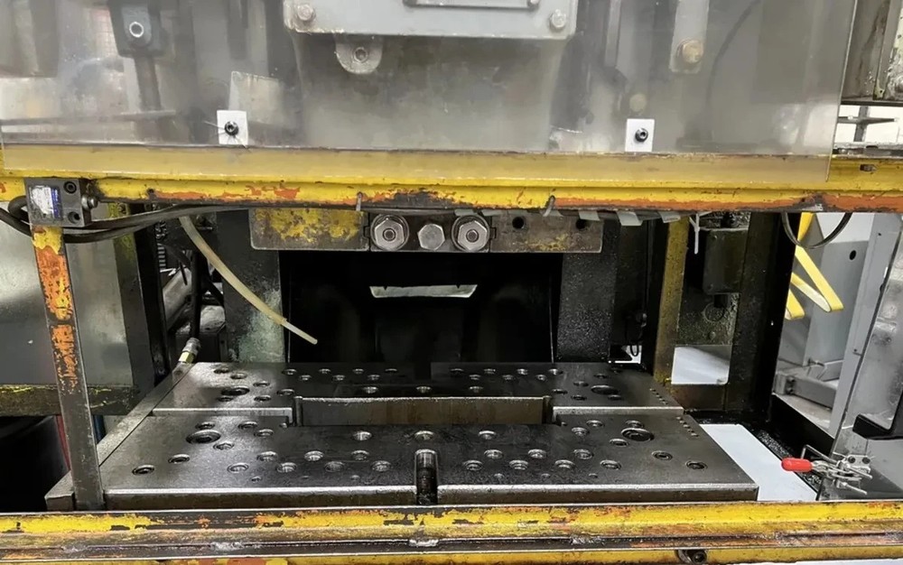 38.5 TON KOMATSU "OBS-35-3" OPEN BACK VARIABLE-SPEED GAP FRAME PRESS - #30833