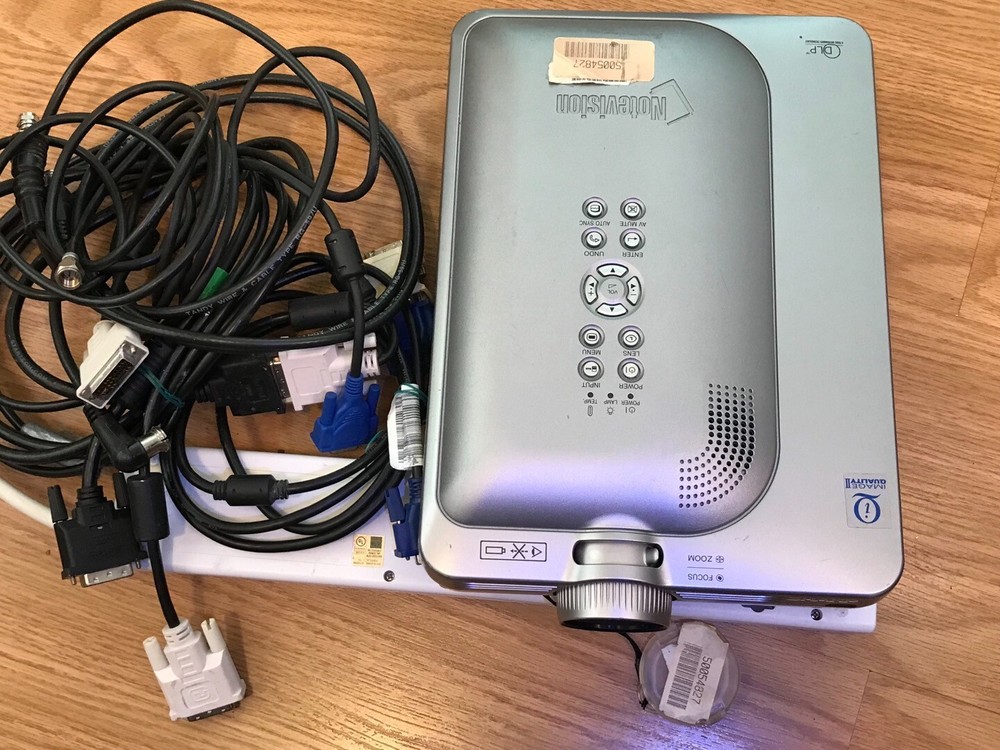 SHARP NOTEVISION M20X DIGITAL VIDEO PROJECTOR WITH REMOTE Control & cables