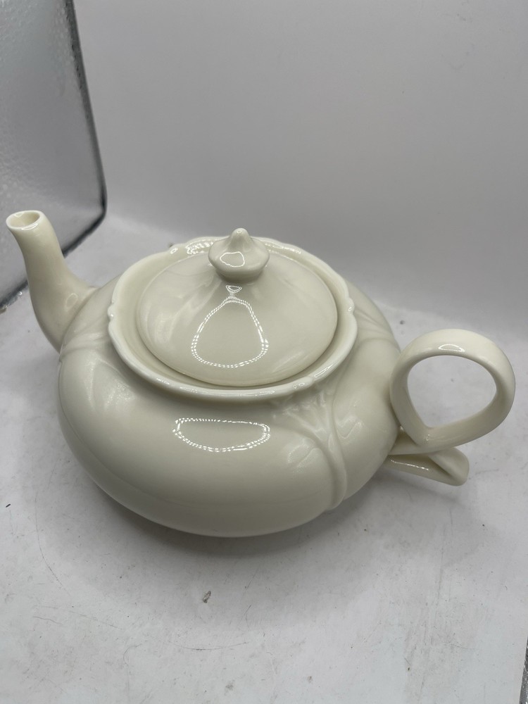 Vintage Ivory Ceramic Teapot with Unique Loop Handle – Elegant Leaf Pattern