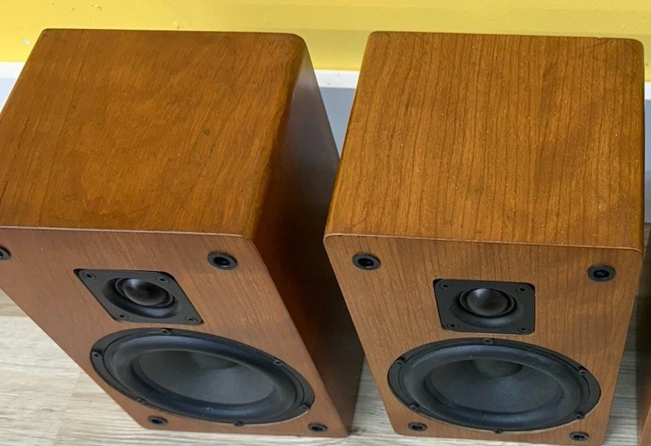 VINTAGE Source Technology Bookshelf Speakers Pair -Tested Works Great