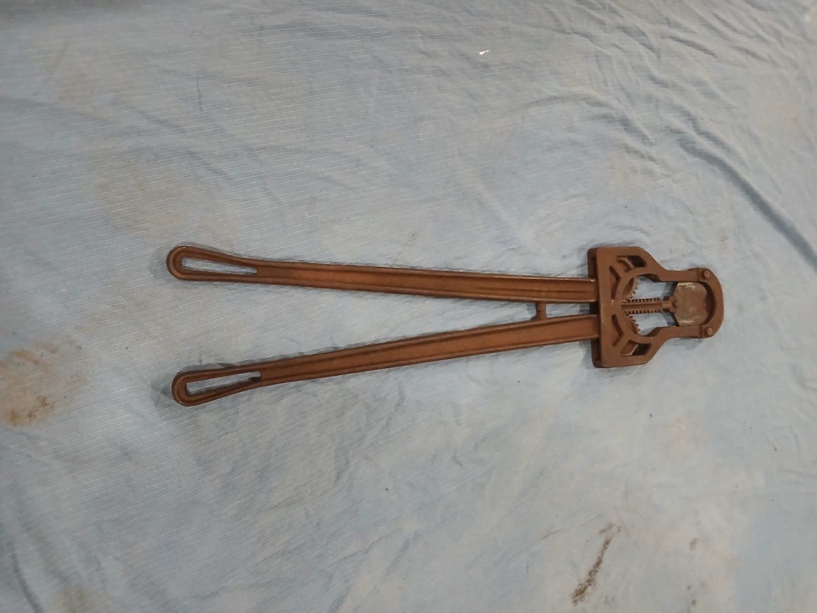 Vintage Cast Iron Bull Cattle Dehorning Horn Cutter