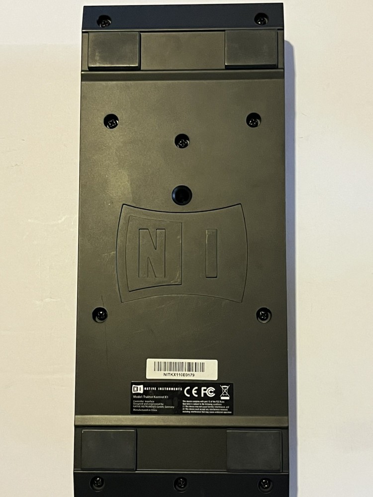 Native Instruments / DJ Controller NI-TRAKTOR-KONTROL-X1 With Carry Case