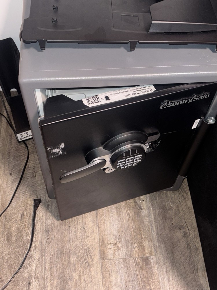 Extremely Heavy Duty Sentry Safe | NO CODE | NO KEY | LOCAL ONLY| READ DESC