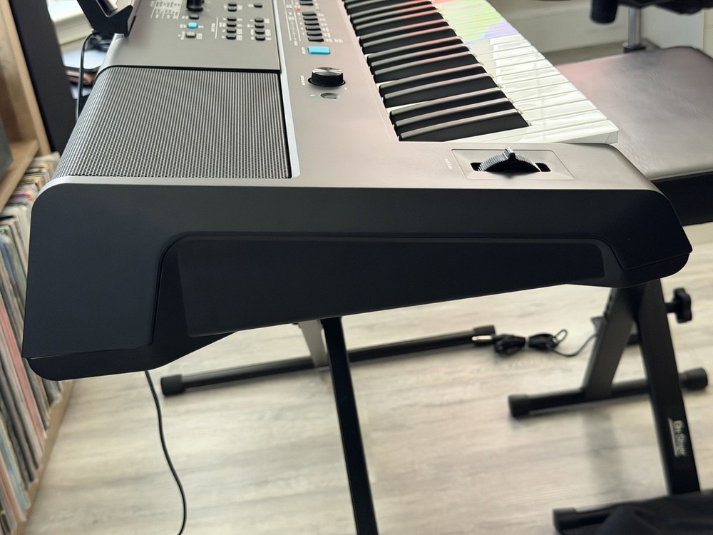 Yamaha PSR-EW425 76-note Touch Sensitive Keys Digital DJ Keyboard Bundle - Mint!