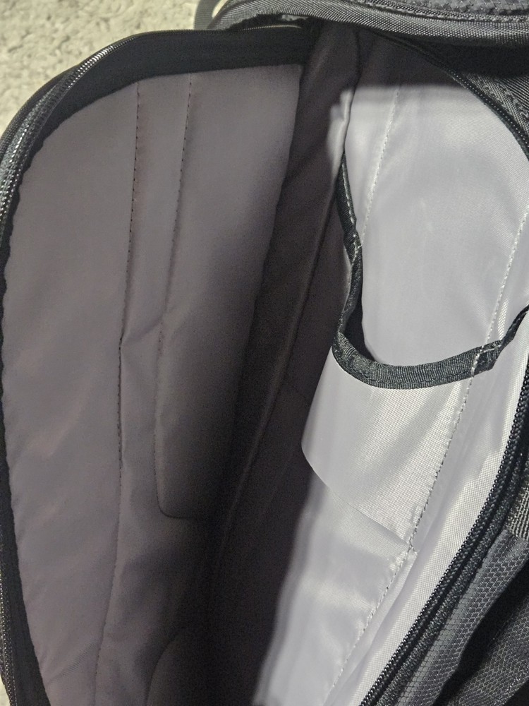 CamelBak Rim Runner 22 Hydration Pack 2.5L Zip Black Hiking Backpack EUC